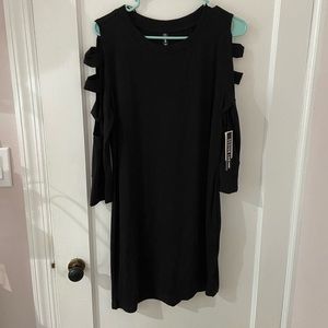 Black dress dress with open sleeves